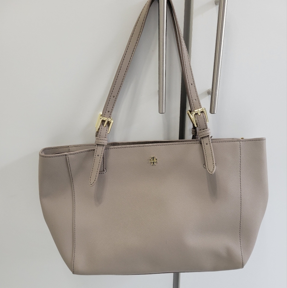 Tory Burch Gray Leather Shoulder Bag with Structured Design